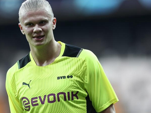 英媒：曼联对多特边锋阿德耶米感兴趣，但球员倾向于加盟阿森纳（英媒称曼联相中多特翼锋阿德耶米，球员更青睐投奔阿森纳）