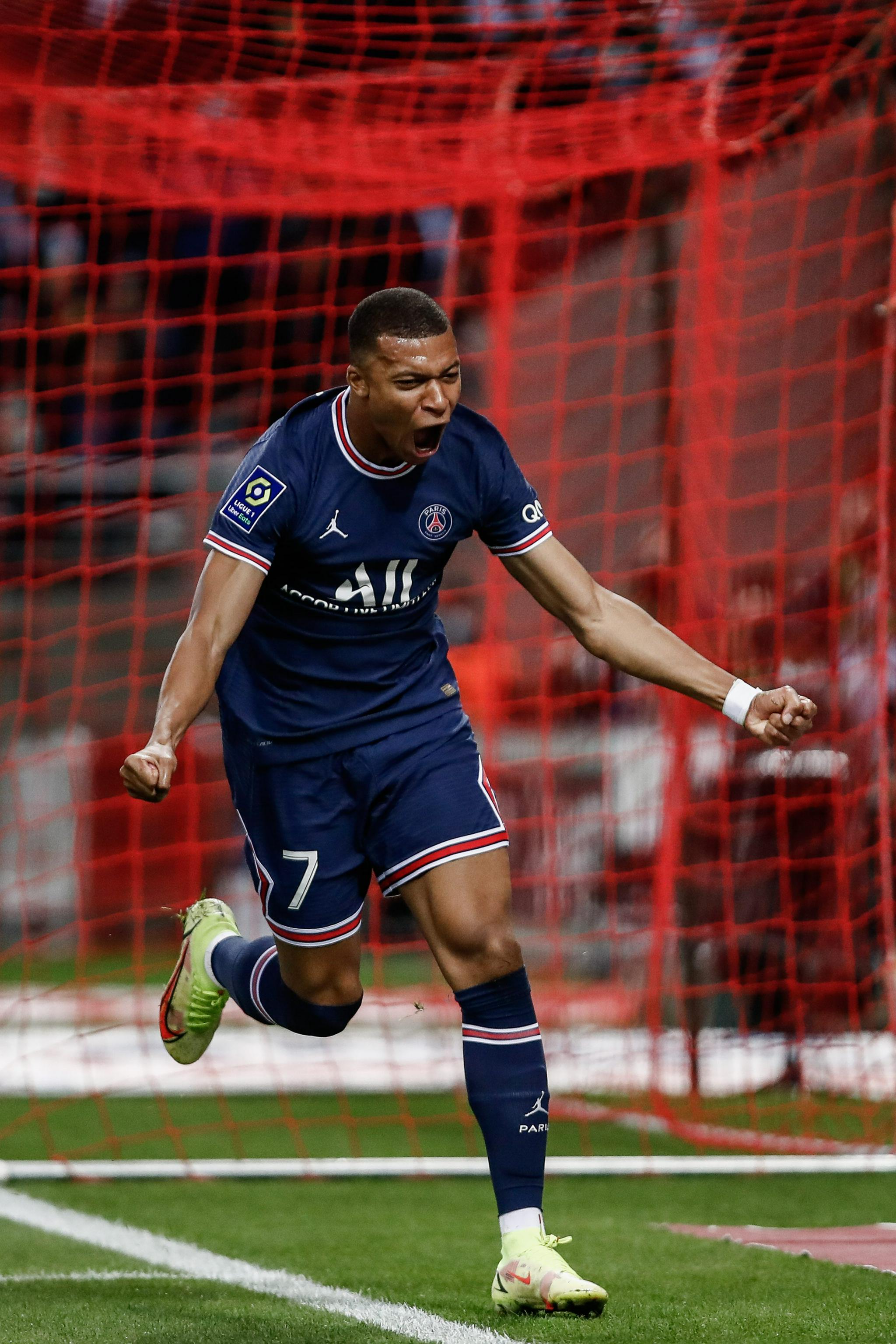 维蒂尼亚是第九位欧冠对英格兰球队戴帽球员，也是葡萄牙首人（维蒂尼亚成欧冠对英格兰队第9位上演帽子戏法者，葡萄牙第一人）