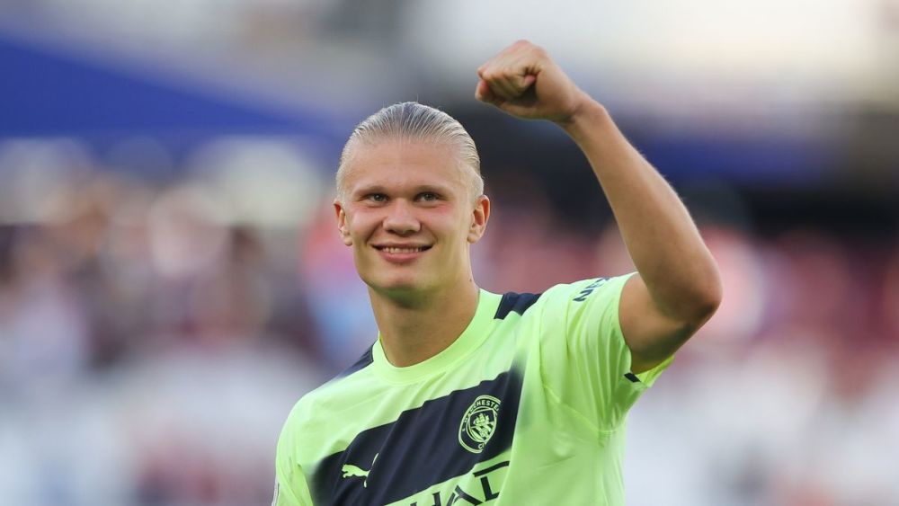 马刺半场4人得分上双，命中11记三分领先鹈鹕20分（马刺半场四人上双，飙进11记三分领先鹈鹕20分）