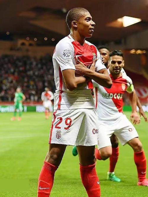 巴媒：罗比尼奥转换监区离开名人牢房，至少将服刑至2027年（巴媒：罗比尼奥已离开名人牢房转至普通监区，至少服刑至2027年）