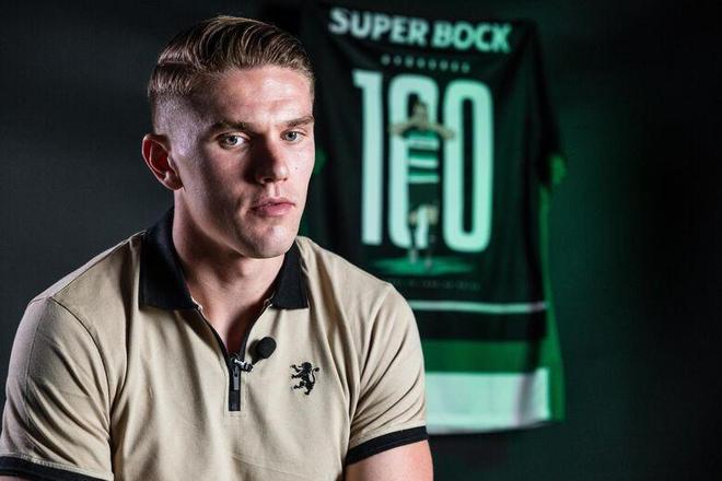 刘伟国：捧起中甲冠军奖杯很激动，明年力争在中超站稳脚跟（刘伟国：中甲捧杯激动不已，明年力争立足中超）