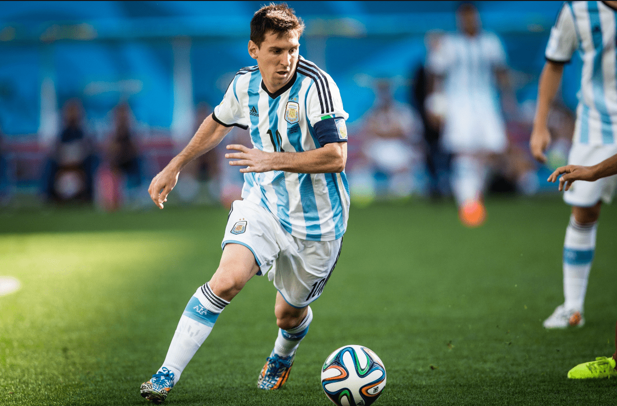 24岁巴西新神锋15轮11球！他竟从工地踢到英超，正与哈兰德争金靴（24岁巴西锋霸15场11球：从工地逆袭英超，如今与哈兰德竞逐金靴）