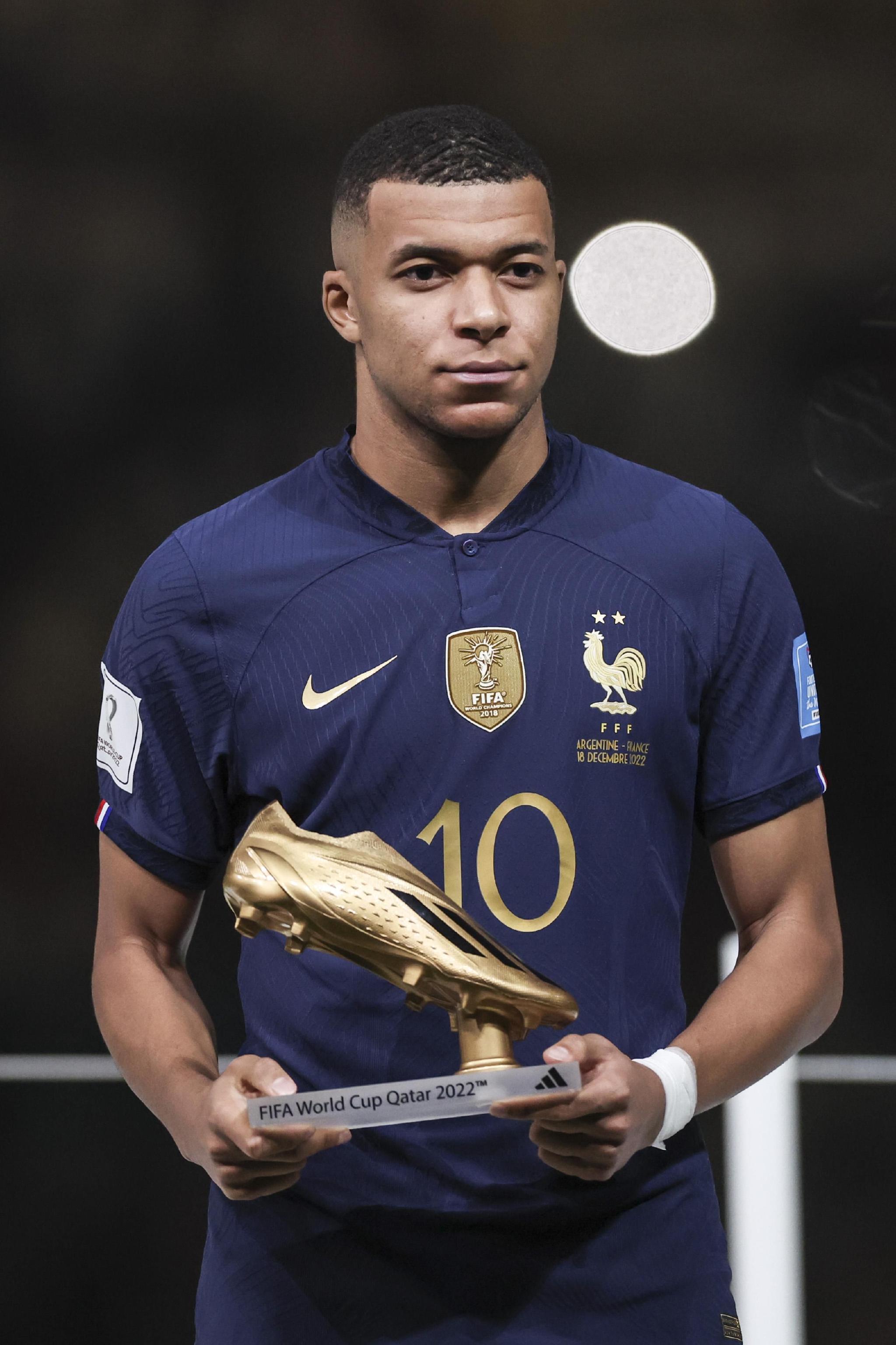 拜仁已连续19场联赛进球2+，有望追平自己保持的德甲纪录（拜仁联赛已19场至少进两球，剑指追平其保持的德甲纪录）