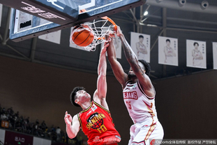 辽宁男篮王哲林豪取40分带队取胜（王哲林砍下40分助辽宁男篮取胜）