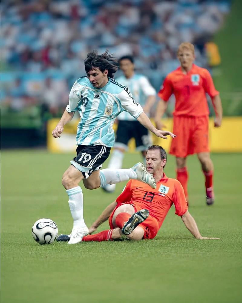 海港客战柔佛：维塔尔、亚历斯祖首发，陈威、张琳芃出战（海港客场挑战柔佛：维塔尔、亚历斯祖先发，陈威、张琳芃登场）