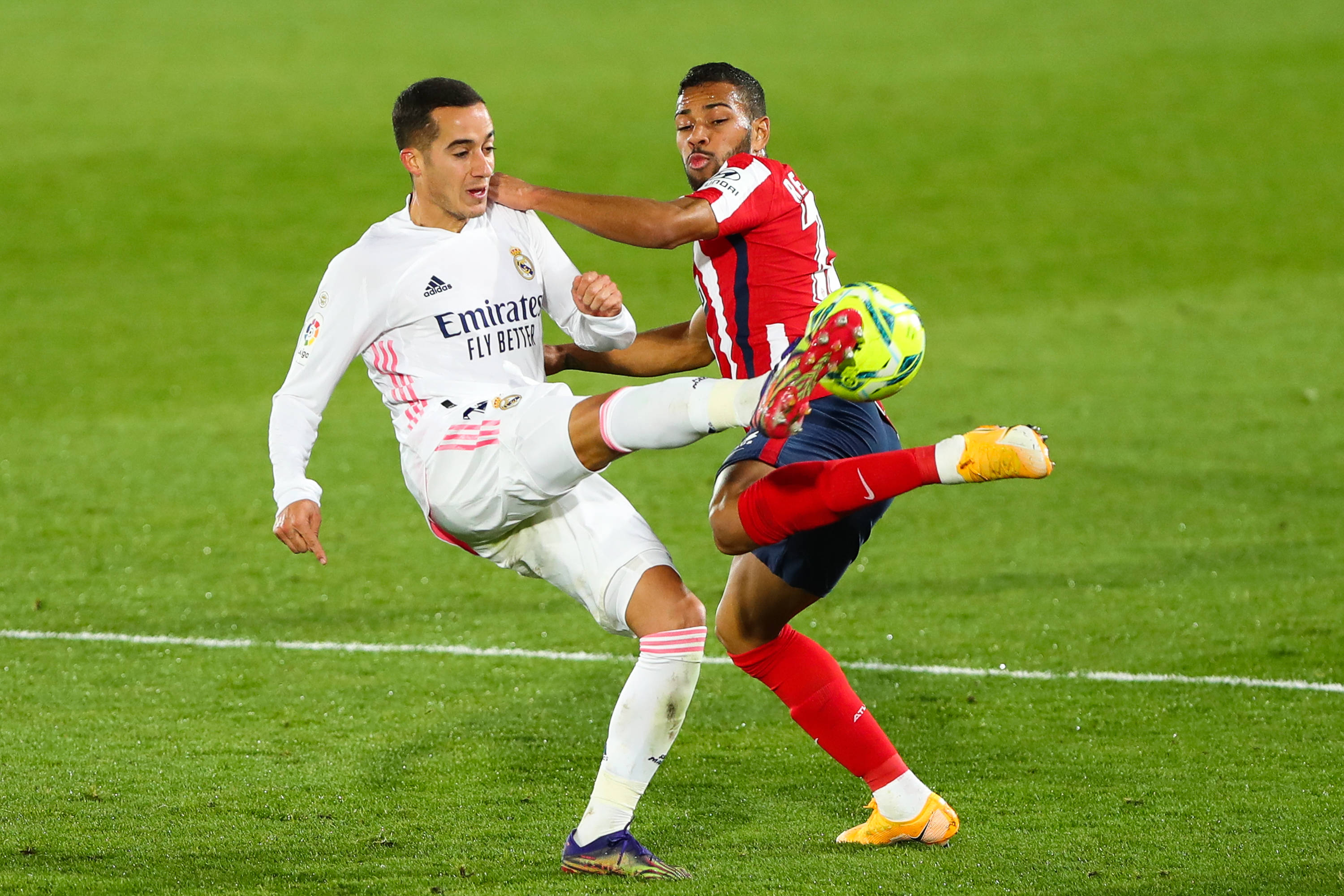 篮球湖人球员场上发挥获得球迷认可（湖人球员出色表现赢得球迷称赞）