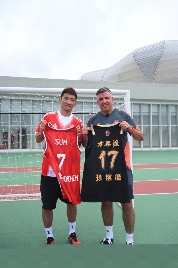 5200万镑+1.2亿空间！利物浦抢卡马文加，皇马卖人悬念炸了？（5200万镑报价+1.2亿预算腾挪！利物浦围猎卡马文加，皇马是否放人成谜？）