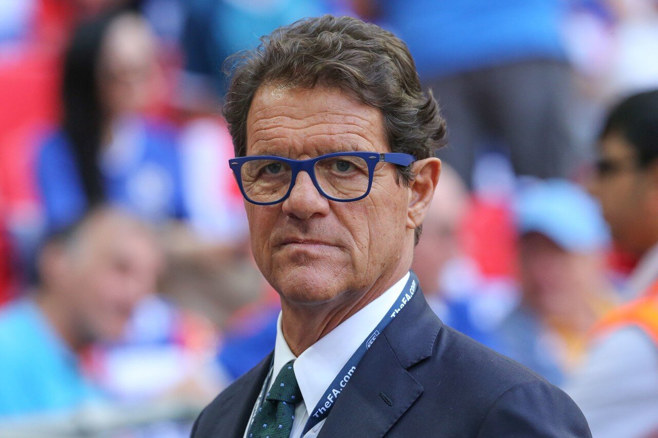 C罗挑战机器人守门员，射门频频被挡出，最后抓住漏洞进球（C罗与机器人门将过招，多次射门被化解，终寻破绽破门）